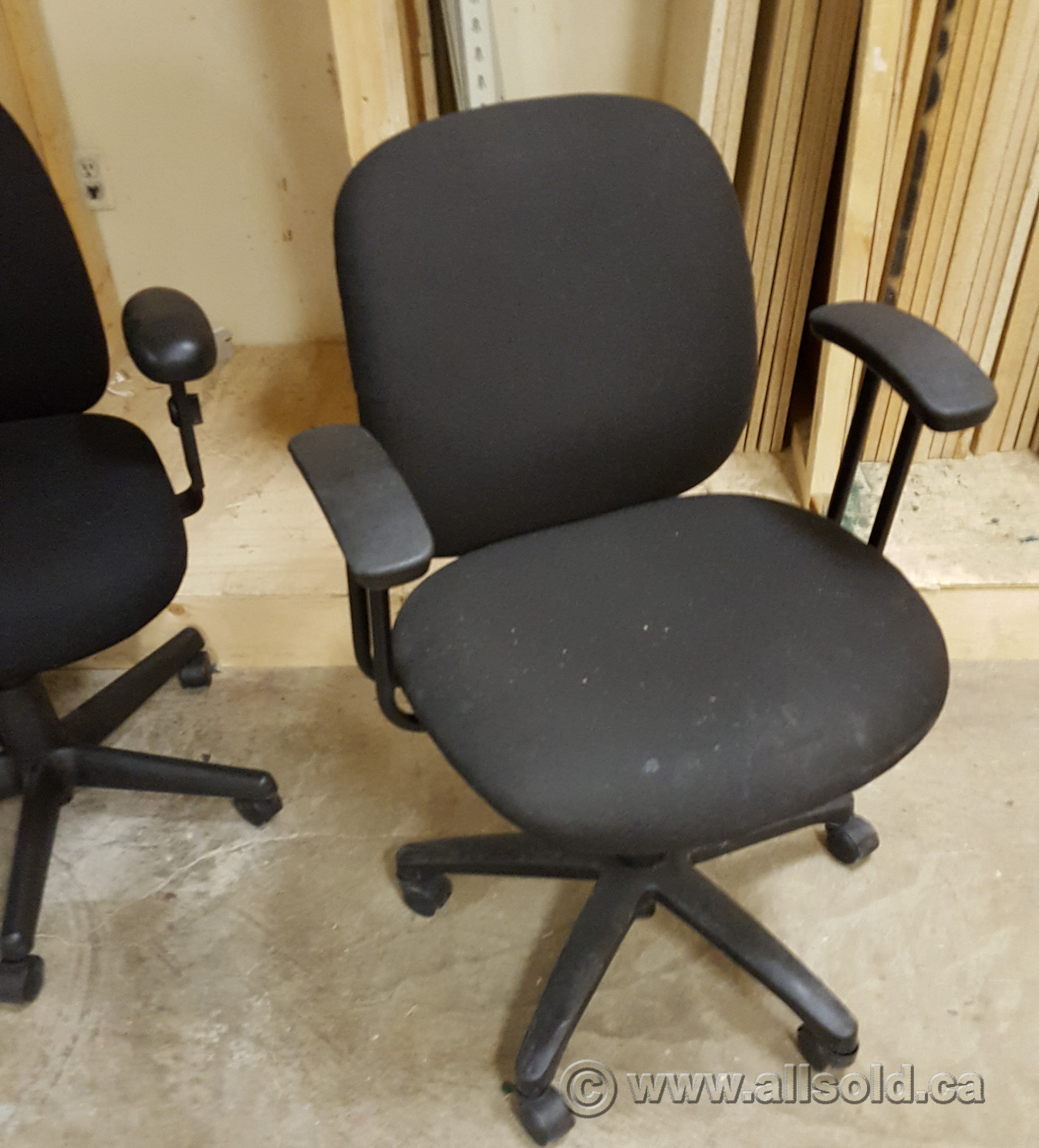 HON Black Mid Back Adjustable Office Task Chair with Fixed Arms Allsold.ca Buy & Sell Used